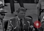 Image acteur Ossie Davis introduisant Burt Lancaster Washington DC USA, 1963, de la seconde 14 séquences d'archives historiques vidéo 65675029518