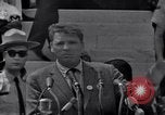 Image acteur Ossie Davis introduisant Burt Lancaster Washington DC USA, 1963, de la seconde 15 séquences d'archives historiques vidéo 65675029518