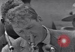Image acteur Ossie Davis introduisant Burt Lancaster Washington DC USA, 1963, de la seconde 46 séquences d'archives historiques vidéo 65675029518