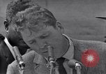 Image acteur Ossie Davis introduisant Burt Lancaster Washington DC USA, 1963, de la seconde 57 séquences d'archives historiques vidéo 65675029518