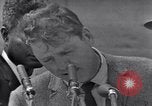 Image acteur Ossie Davis introduisant Burt Lancaster Washington DC USA, 1963, de la seconde 60 séquences d'archives historiques vidéo 65675029518