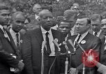Immagine di Martin Luther King Jr con i diritti civili leader Washington DC USA, 1963, secondo 32 filmato di repertorio 65675029521