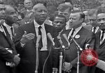 Immagine di Martin Luther King Jr con i diritti civili leader Washington DC USA, 1963, secondo 37 filmato di repertorio 65675029521