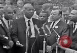 Immagine di Martin Luther King Jr con i diritti civili leader Washington DC USA, 1963, secondo 60 filmato di repertorio 65675029521