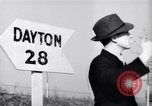 Standbild Die Einstellung von Frauen Krieg Mitarbeiter der Produktion Dayton Ohio USA, 1943, aus Sekunde 18 historischem Filmmaterial Videoclip 65675029530