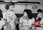 Standbild Deaktiviert die amerikanischen Arbeiter freiwillig während Zweiten Weltkrieg Arbeitskräftemangel Dayton Ohio USA, 1943, aus Sekunde 12 historischem Filmmaterial Videoclip 65675029531