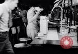 Standbild Deaktiviert die amerikanischen Arbeiter freiwillig während Zweiten Weltkrieg Arbeitskräftemangel Dayton Ohio USA, 1943, aus Sekunde 24 historischem Filmmaterial Videoclip 65675029531