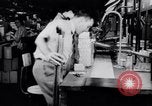 Standbild Deaktiviert die amerikanischen Arbeiter freiwillig während Zweiten Weltkrieg Arbeitskräftemangel Dayton Ohio USA, 1943, aus Sekunde 26 historischem Filmmaterial Videoclip 65675029531