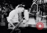 Standbild Deaktiviert die amerikanischen Arbeiter freiwillig während Zweiten Weltkrieg Arbeitskräftemangel Dayton Ohio USA, 1943, aus Sekunde 28 historischem Filmmaterial Videoclip 65675029531