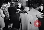 Standbild Bewohner von Dayton Ohio Schalter zur Verteidigung der Arbeit während Zweiten Weltkrieg Dayton Ohio USA, 1943, aus Sekunde 9 historischem Filmmaterial Videoclip 65675029532