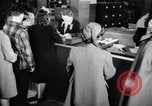 Standbild Bewohner von Dayton Ohio Schalter zur Verteidigung der Arbeit während Zweiten Weltkrieg Dayton Ohio USA, 1943, aus Sekunde 10 historischem Filmmaterial Videoclip 65675029532