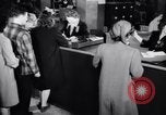 Standbild Bewohner von Dayton Ohio Schalter zur Verteidigung der Arbeit während Zweiten Weltkrieg Dayton Ohio USA, 1943, aus Sekunde 11 historischem Filmmaterial Videoclip 65675029532