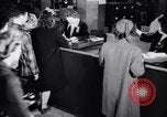 Standbild Bewohner von Dayton Ohio Schalter zur Verteidigung der Arbeit während Zweiten Weltkrieg Dayton Ohio USA, 1943, aus Sekunde 12 historischem Filmmaterial Videoclip 65675029532
