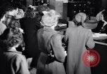 Standbild Bewohner von Dayton Ohio Schalter zur Verteidigung der Arbeit während Zweiten Weltkrieg Dayton Ohio USA, 1943, aus Sekunde 13 historischem Filmmaterial Videoclip 65675029532