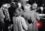 Standbild Bewohner von Dayton Ohio Schalter zur Verteidigung der Arbeit während Zweiten Weltkrieg Dayton Ohio USA, 1943, aus Sekunde 14 historischem Filmmaterial Videoclip 65675029532
