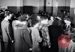 Standbild Bewohner von Dayton Ohio Schalter zur Verteidigung der Arbeit während Zweiten Weltkrieg Dayton Ohio USA, 1943, aus Sekunde 18 historischem Filmmaterial Videoclip 65675029532