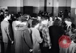 Standbild Bewohner von Dayton Ohio Schalter zur Verteidigung der Arbeit während Zweiten Weltkrieg Dayton Ohio USA, 1943, aus Sekunde 20 historischem Filmmaterial Videoclip 65675029532