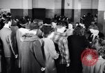 Standbild Bewohner von Dayton Ohio Schalter zur Verteidigung der Arbeit während Zweiten Weltkrieg Dayton Ohio USA, 1943, aus Sekunde 21 historischem Filmmaterial Videoclip 65675029532