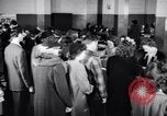 Standbild Bewohner von Dayton Ohio Schalter zur Verteidigung der Arbeit während Zweiten Weltkrieg Dayton Ohio USA, 1943, aus Sekunde 22 historischem Filmmaterial Videoclip 65675029532