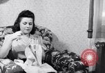 Standbild Bewohner von Dayton Ohio Schalter zur Verteidigung der Arbeit während Zweiten Weltkrieg Dayton Ohio USA, 1943, aus Sekunde 24 historischem Filmmaterial Videoclip 65675029532