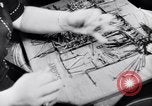 Standbild Bewohner von Dayton Ohio Schalter zur Verteidigung der Arbeit während Zweiten Weltkrieg Dayton Ohio USA, 1943, aus Sekunde 27 historischem Filmmaterial Videoclip 65675029532