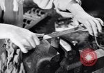 Standbild Bewohner von Dayton Ohio Schalter zur Verteidigung der Arbeit während Zweiten Weltkrieg Dayton Ohio USA, 1943, aus Sekunde 34 historischem Filmmaterial Videoclip 65675029532