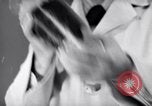 Standbild Bewohner von Dayton Ohio Schalter zur Verteidigung der Arbeit während Zweiten Weltkrieg Dayton Ohio USA, 1943, aus Sekunde 39 historischem Filmmaterial Videoclip 65675029532