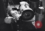 Standbild Bewohner von Dayton Ohio Schalter zur Verteidigung der Arbeit während Zweiten Weltkrieg Dayton Ohio USA, 1943, aus Sekunde 40 historischem Filmmaterial Videoclip 65675029532