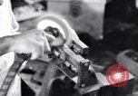 Standbild Bewohner von Dayton Ohio Schalter zur Verteidigung der Arbeit während Zweiten Weltkrieg Dayton Ohio USA, 1943, aus Sekunde 45 historischem Filmmaterial Videoclip 65675029532