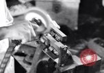 Standbild Bewohner von Dayton Ohio Schalter zur Verteidigung der Arbeit während Zweiten Weltkrieg Dayton Ohio USA, 1943, aus Sekunde 46 historischem Filmmaterial Videoclip 65675029532
