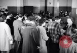 Standbild Bewohner von Dayton Ohio Schalter zur Verteidigung der Arbeit während Zweiten Weltkrieg Dayton Ohio USA, 1943, aus Sekunde 49 historischem Filmmaterial Videoclip 65675029532