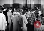 Standbild Bewohner von Dayton Ohio Schalter zur Verteidigung der Arbeit während Zweiten Weltkrieg Dayton Ohio USA, 1943, aus Sekunde 50 historischem Filmmaterial Videoclip 65675029532