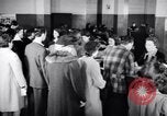 Standbild Bewohner von Dayton Ohio Schalter zur Verteidigung der Arbeit während Zweiten Weltkrieg Dayton Ohio USA, 1943, aus Sekunde 53 historischem Filmmaterial Videoclip 65675029532