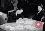 Standbild Bewohner von Dayton Ohio Schalter zur Verteidigung der Arbeit während Zweiten Weltkrieg Dayton Ohio USA, 1943, aus Sekunde 54 historischem Filmmaterial Videoclip 65675029532