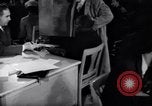 Standbild Bewohner von Dayton Ohio Schalter zur Verteidigung der Arbeit während Zweiten Weltkrieg Dayton Ohio USA, 1943, aus Sekunde 60 historischem Filmmaterial Videoclip 65675029532