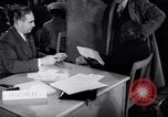Standbild Bewohner von Dayton Ohio Schalter zur Verteidigung der Arbeit während Zweiten Weltkrieg Dayton Ohio USA, 1943, aus Sekunde 61 historischem Filmmaterial Videoclip 65675029532