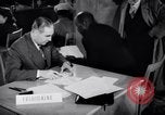 Standbild Bewohner von Dayton Ohio Schalter zur Verteidigung der Arbeit während Zweiten Weltkrieg Dayton Ohio USA, 1943, aus Sekunde 62 historischem Filmmaterial Videoclip 65675029532