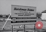Standbild Zweiten Weltkrieg Krieg Arbeiter Wohnungsnot in Dayton Ohio Dayton Ohio USA, 1943, aus Sekunde 18 historischem Filmmaterial Videoclip 65675029533