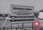 Standbild Zweiten Weltkrieg Krieg Arbeiter Wohnungsnot in Dayton Ohio Dayton Ohio USA, 1943, aus Sekunde 19 historischem Filmmaterial Videoclip 65675029533