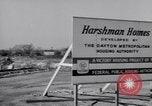 Standbild Zweiten Weltkrieg Krieg Arbeiter Wohnungsnot in Dayton Ohio Dayton Ohio USA, 1943, aus Sekunde 20 historischem Filmmaterial Videoclip 65675029533