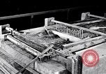 Image galvanisation de fils United States USA, 1924, de la seconde 57 séquences d'archives historiques vidéo 65675029555
