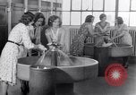 Image d'installations pour les femmes employés United States USA, 1931, de la seconde 38 séquences d'archives historiques vidéo 65675029562