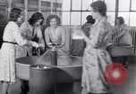 Image d'installations pour les femmes employés United States USA, 1931, de la seconde 39 séquences d'archives historiques vidéo 65675029562