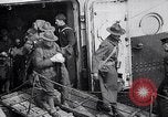 Standbild Die amerikanischen Truppen board Eisenbahn Zug für Front Brest Frankreich, 1918, aus Sekunde 42 historischem Filmmaterial Videoclip 65675029579