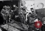 Standbild Die amerikanischen Truppen board Eisenbahn Zug für Front Brest Frankreich, 1918, aus Sekunde 43 historischem Filmmaterial Videoclip 65675029579