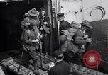 Standbild Die amerikanischen Truppen board Eisenbahn Zug für Front Brest Frankreich, 1918, aus Sekunde 44 historischem Filmmaterial Videoclip 65675029579