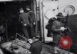 Standbild Die amerikanischen Truppen board Eisenbahn Zug für Front Brest Frankreich, 1918, aus Sekunde 46 historischem Filmmaterial Videoclip 65675029579