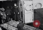 Standbild Die amerikanischen Truppen board Eisenbahn Zug für Front Brest Frankreich, 1918, aus Sekunde 47 historischem Filmmaterial Videoclip 65675029579