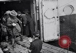 Standbild Die amerikanischen Truppen board Eisenbahn Zug für Front Brest Frankreich, 1918, aus Sekunde 48 historischem Filmmaterial Videoclip 65675029579