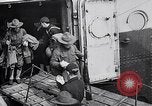 Standbild Die amerikanischen Truppen board Eisenbahn Zug für Front Brest Frankreich, 1918, aus Sekunde 49 historischem Filmmaterial Videoclip 65675029579